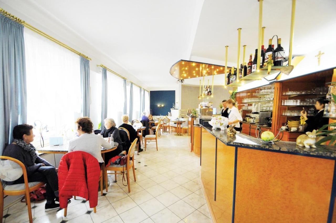 Cafe Am Donautor Hotel Kelheim Buitenkant foto