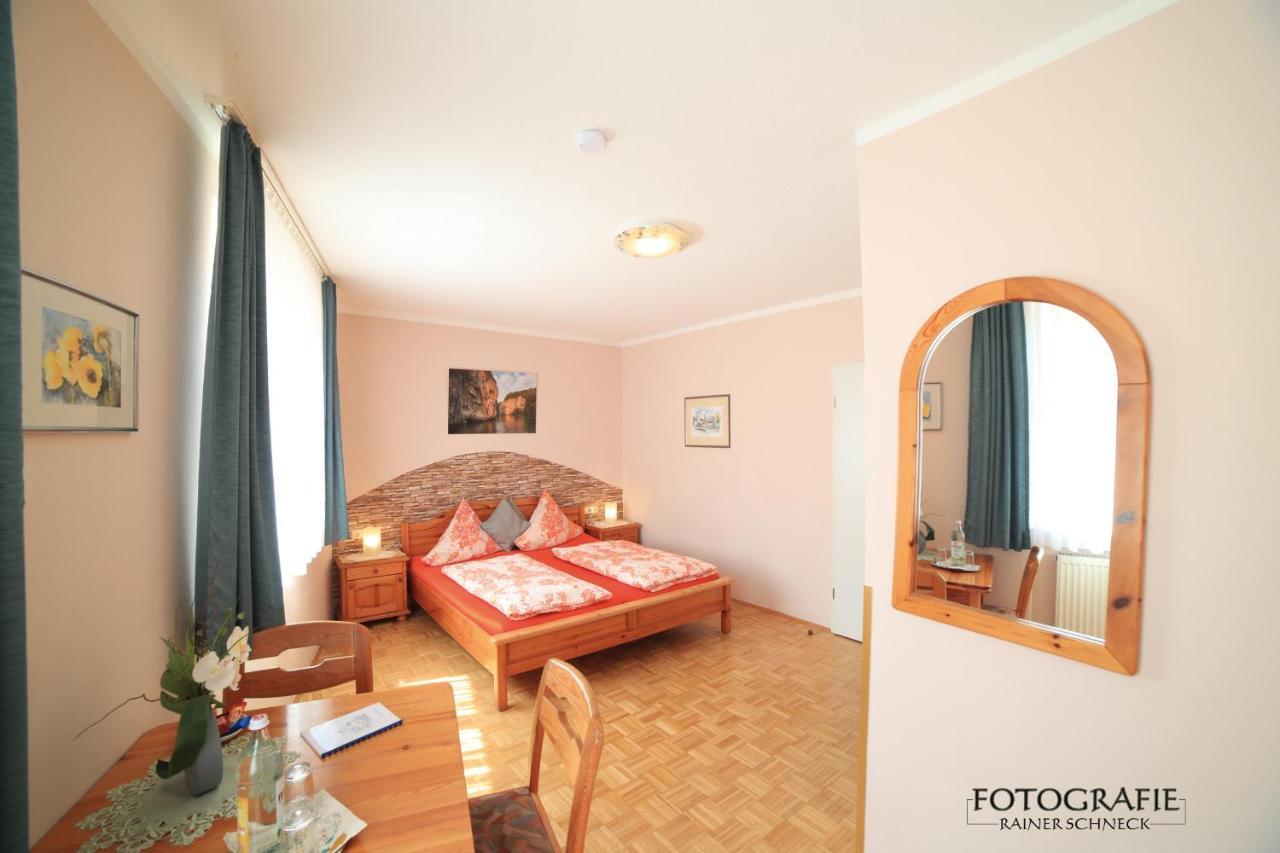 Cafe Am Donautor Hotel Kelheim Buitenkant foto